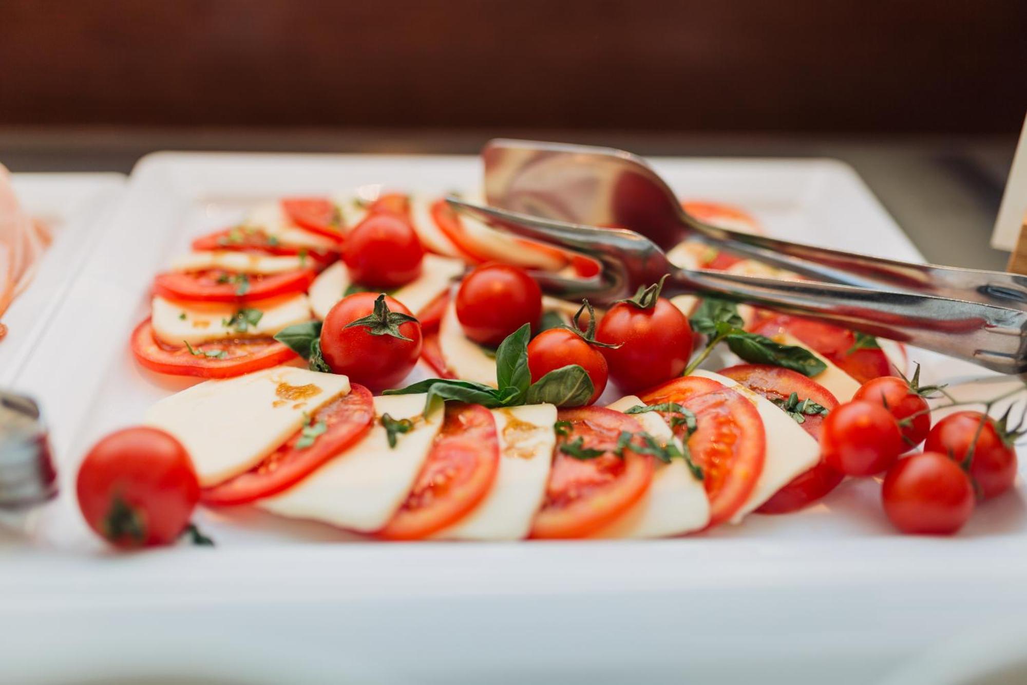 Doubletree By Hilton Hotel Cluj - City Plaza Exterior foto Caprese salad