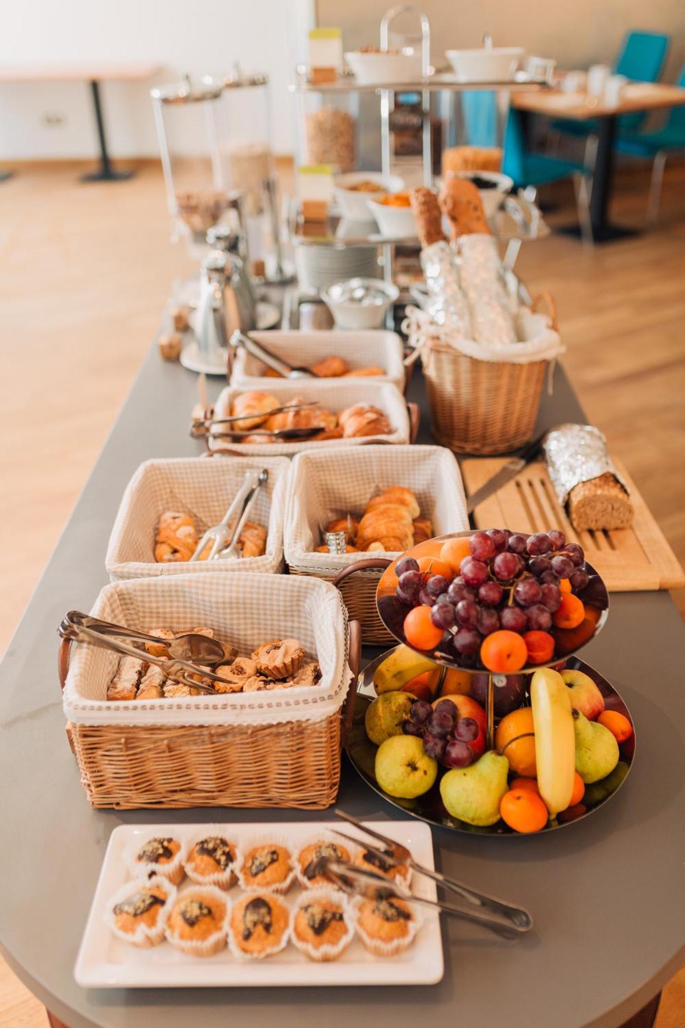 Doubletree By Hilton Hotel Cluj - City Plaza Exterior foto A buffet of fruit and pastries