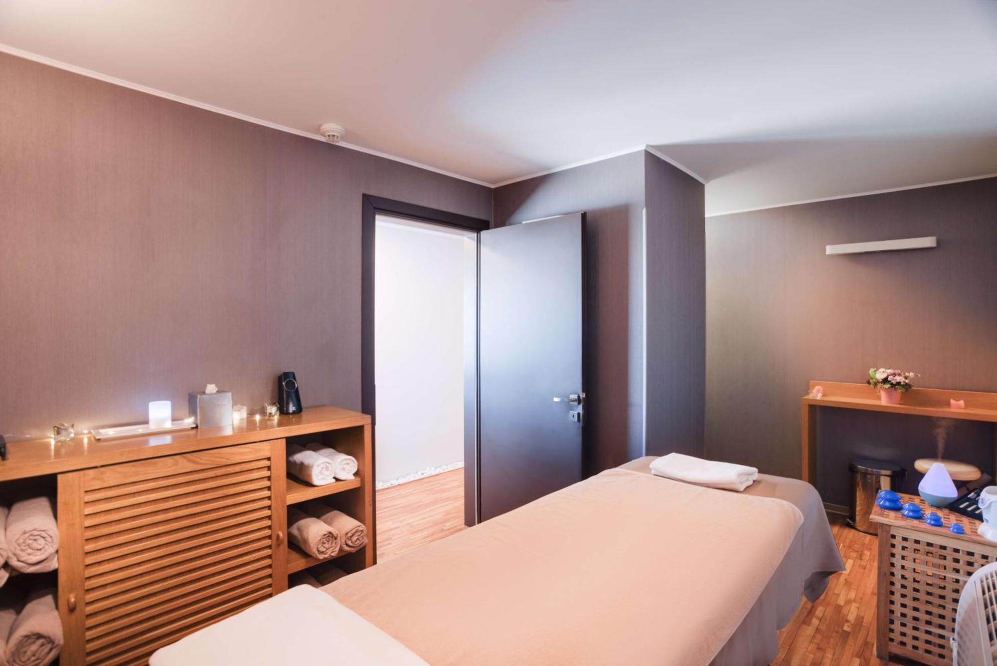 Doubletree By Hilton Hotel Cluj - City Plaza Exterior foto A treatment room at a spa