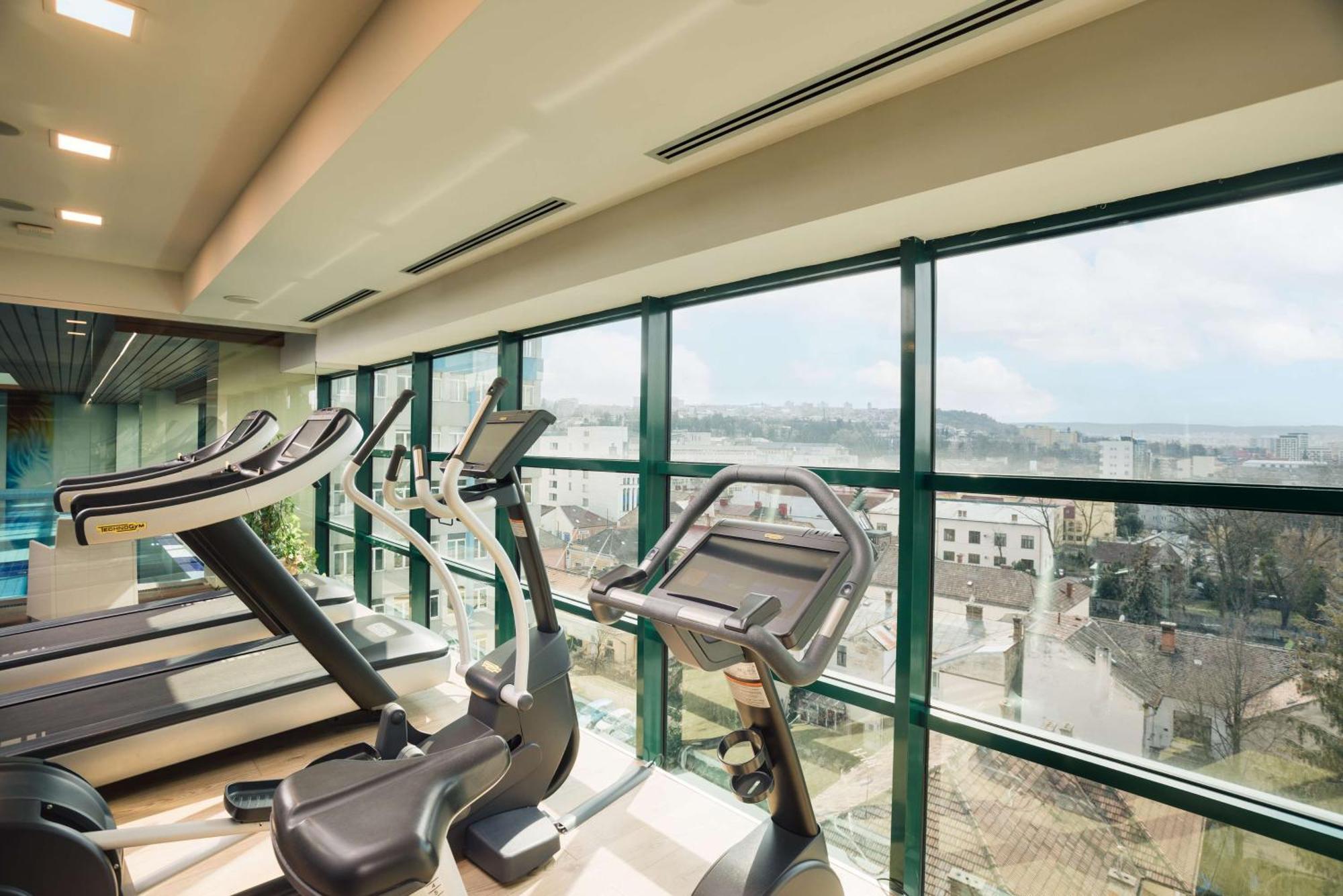 Doubletree By Hilton Hotel Cluj - City Plaza Exterior foto The gym at the hotel