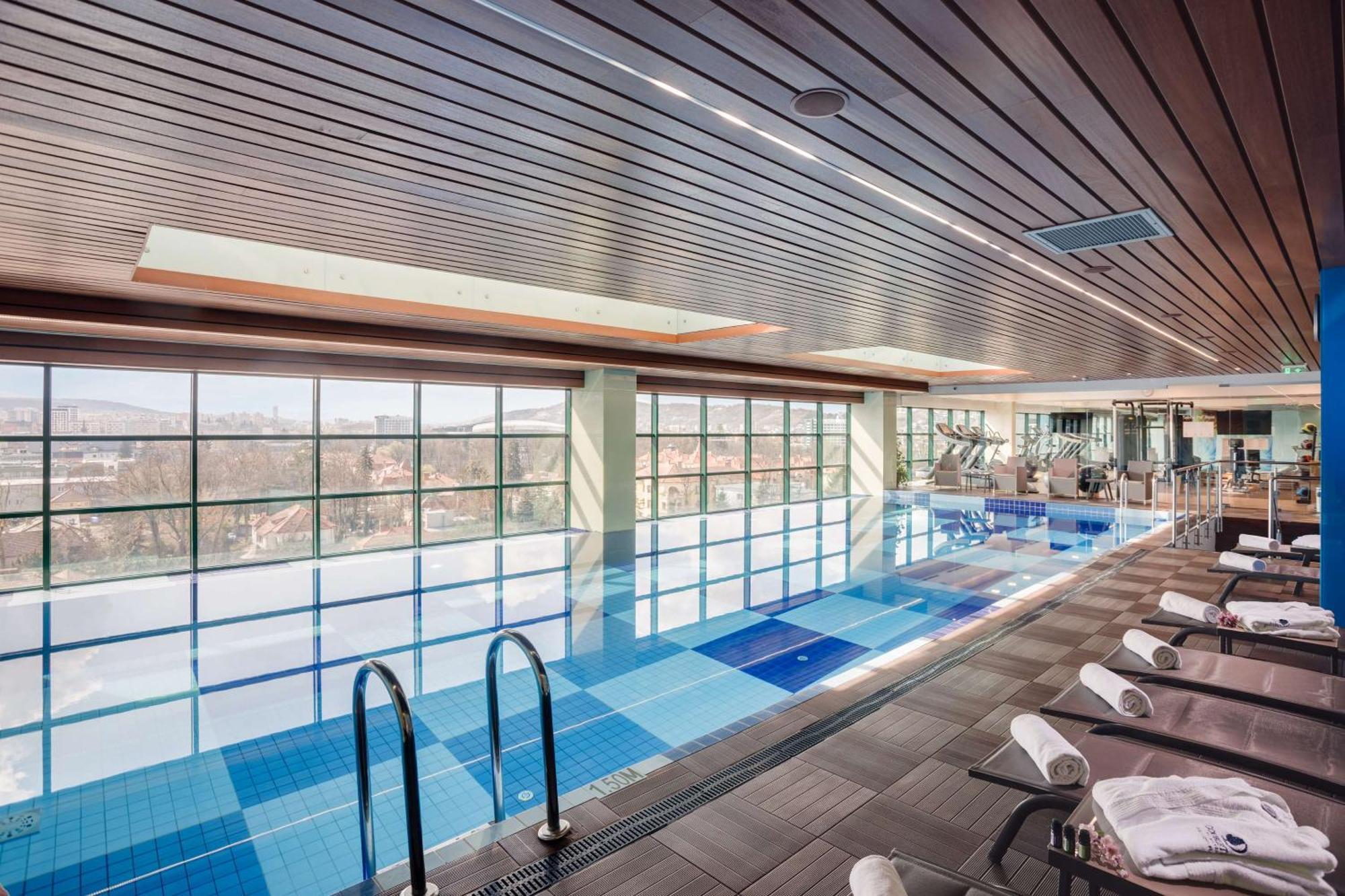 Doubletree By Hilton Hotel Cluj - City Plaza Exterior foto The pool at the 100 Lincoln Street
