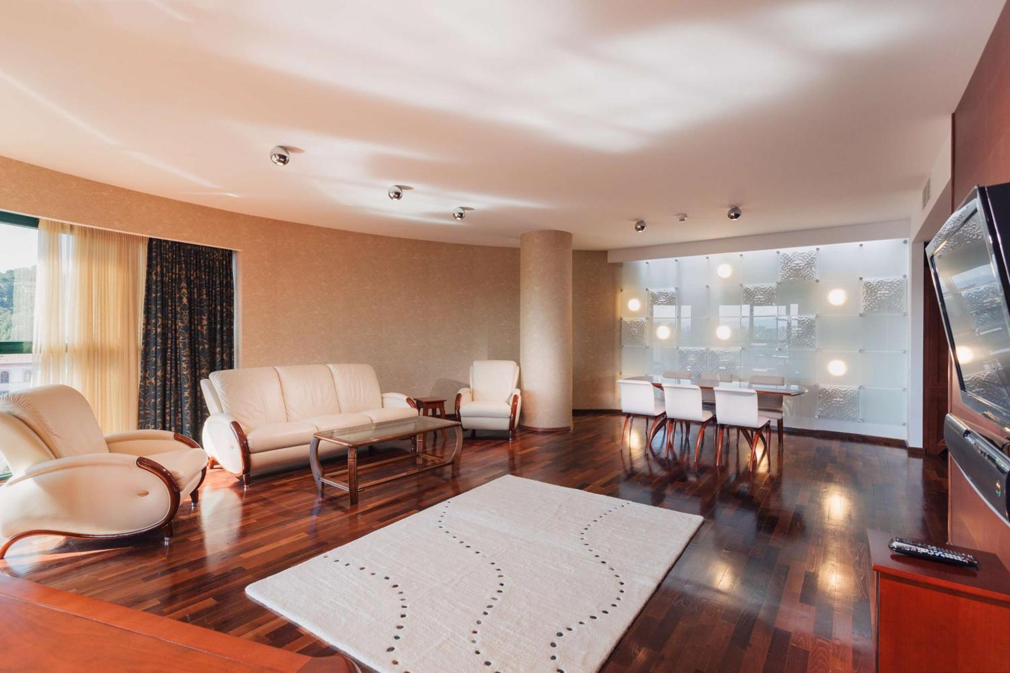Doubletree By Hilton Hotel Cluj - City Plaza Exterior foto A living room with a carpet