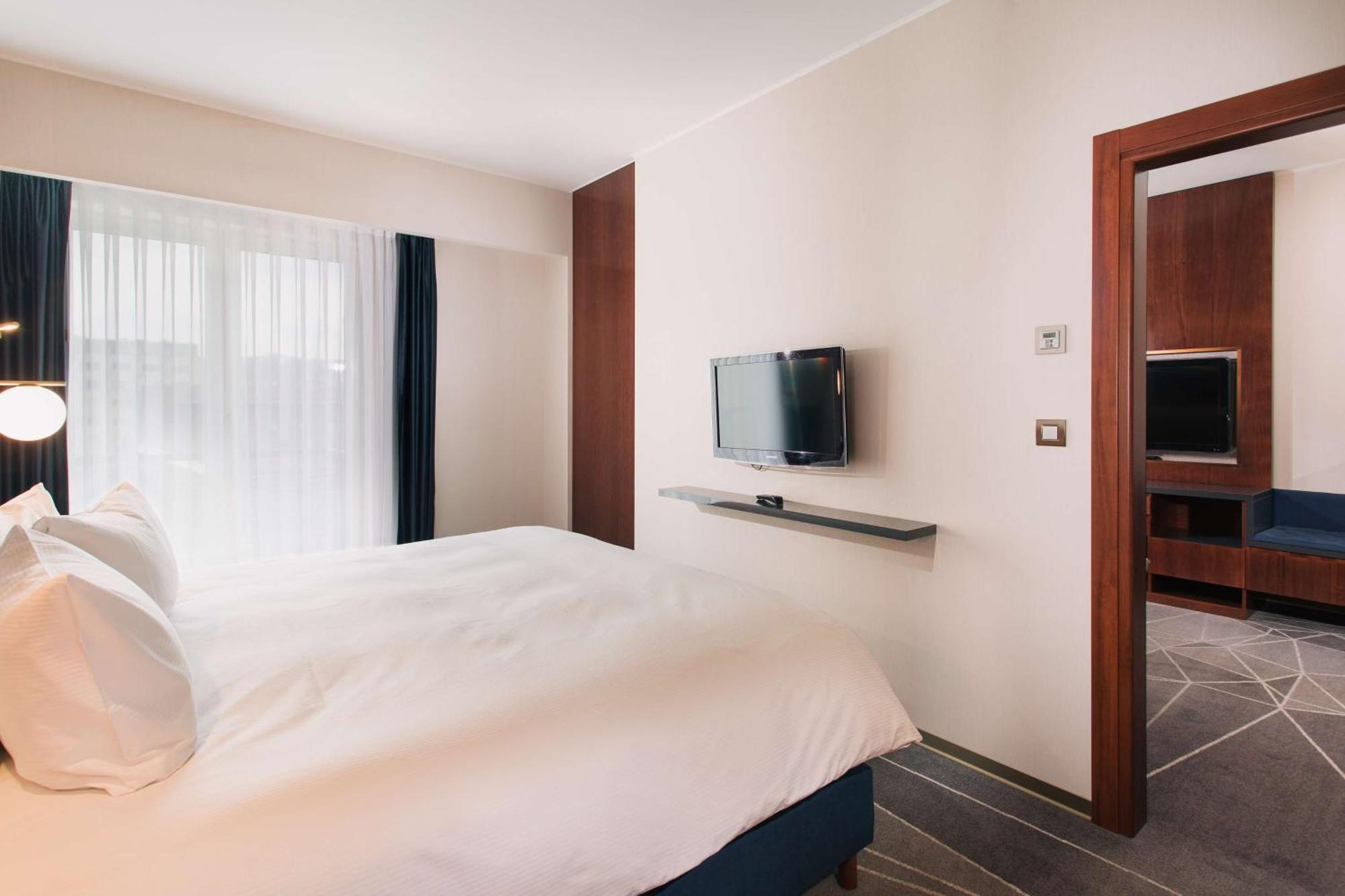 Doubletree By Hilton Hotel Cluj - City Plaza Exterior foto A room at the hotel