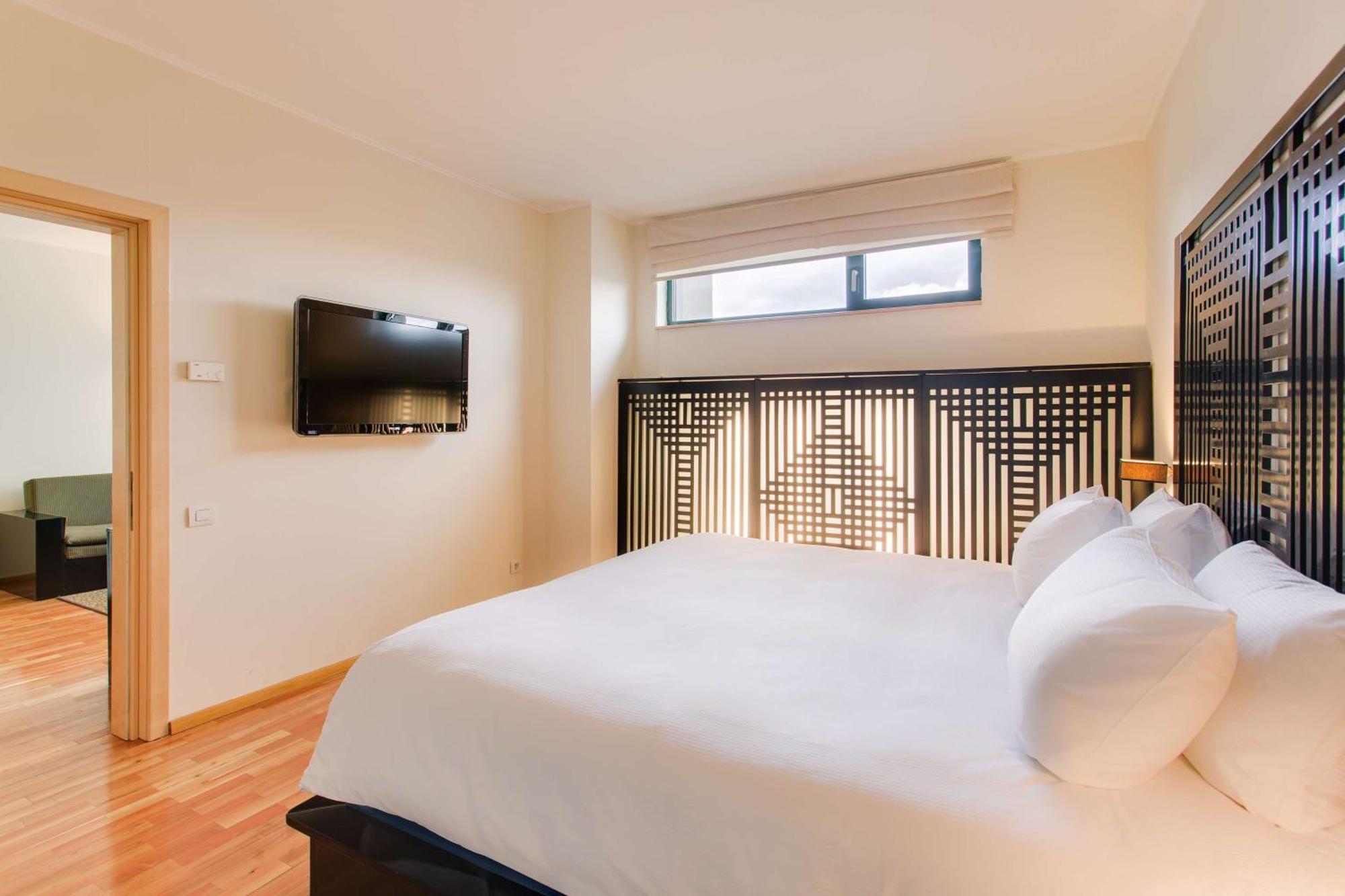 Doubletree By Hilton Hotel Cluj - City Plaza Exterior foto A bedroom at the hotel