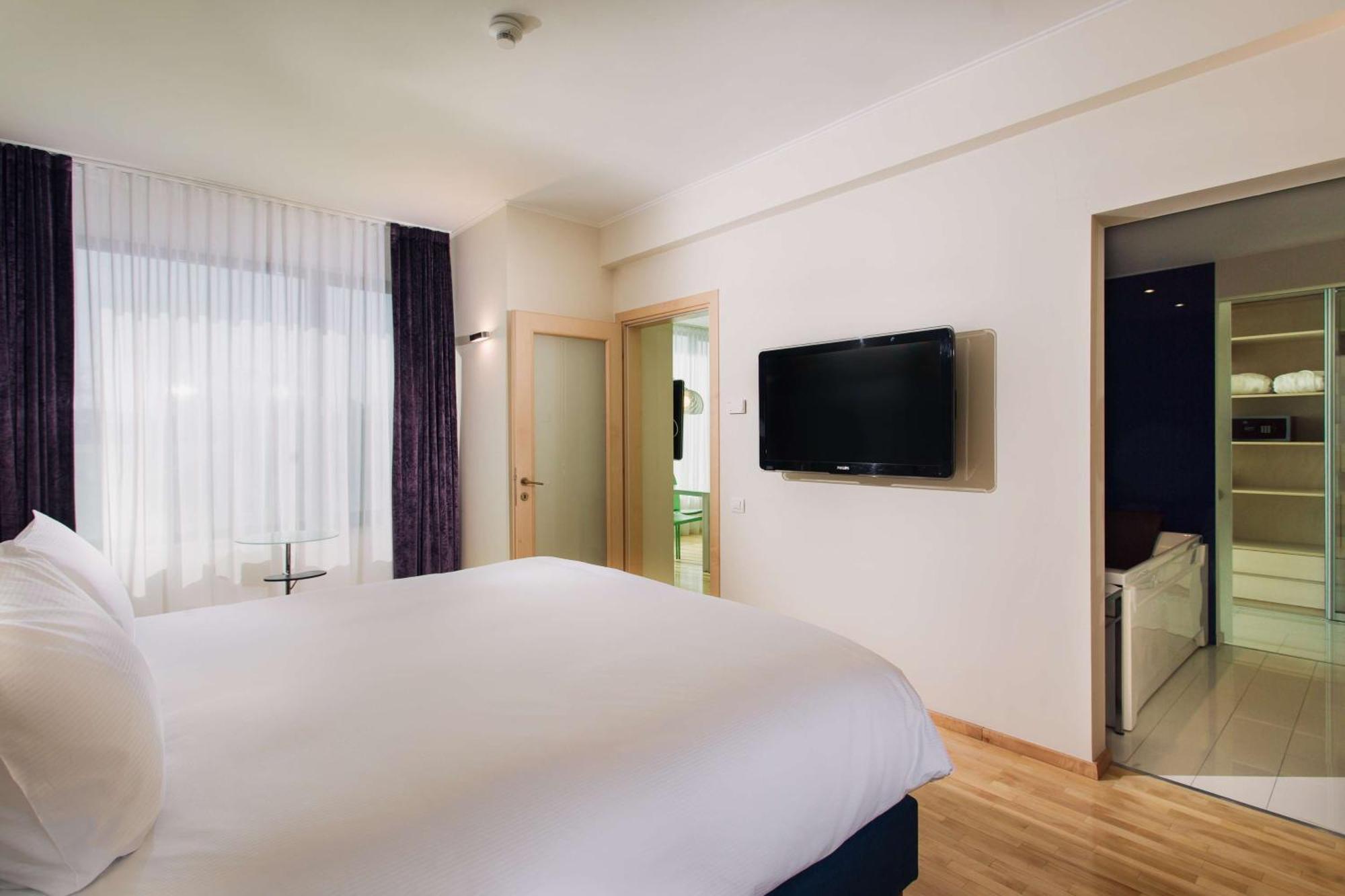Doubletree By Hilton Hotel Cluj - City Plaza Exterior foto A typical room at the hotel
