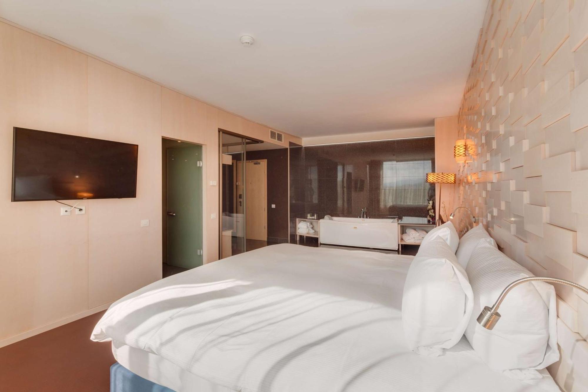 Doubletree By Hilton Hotel Cluj - City Plaza Exterior foto A room at the hotel