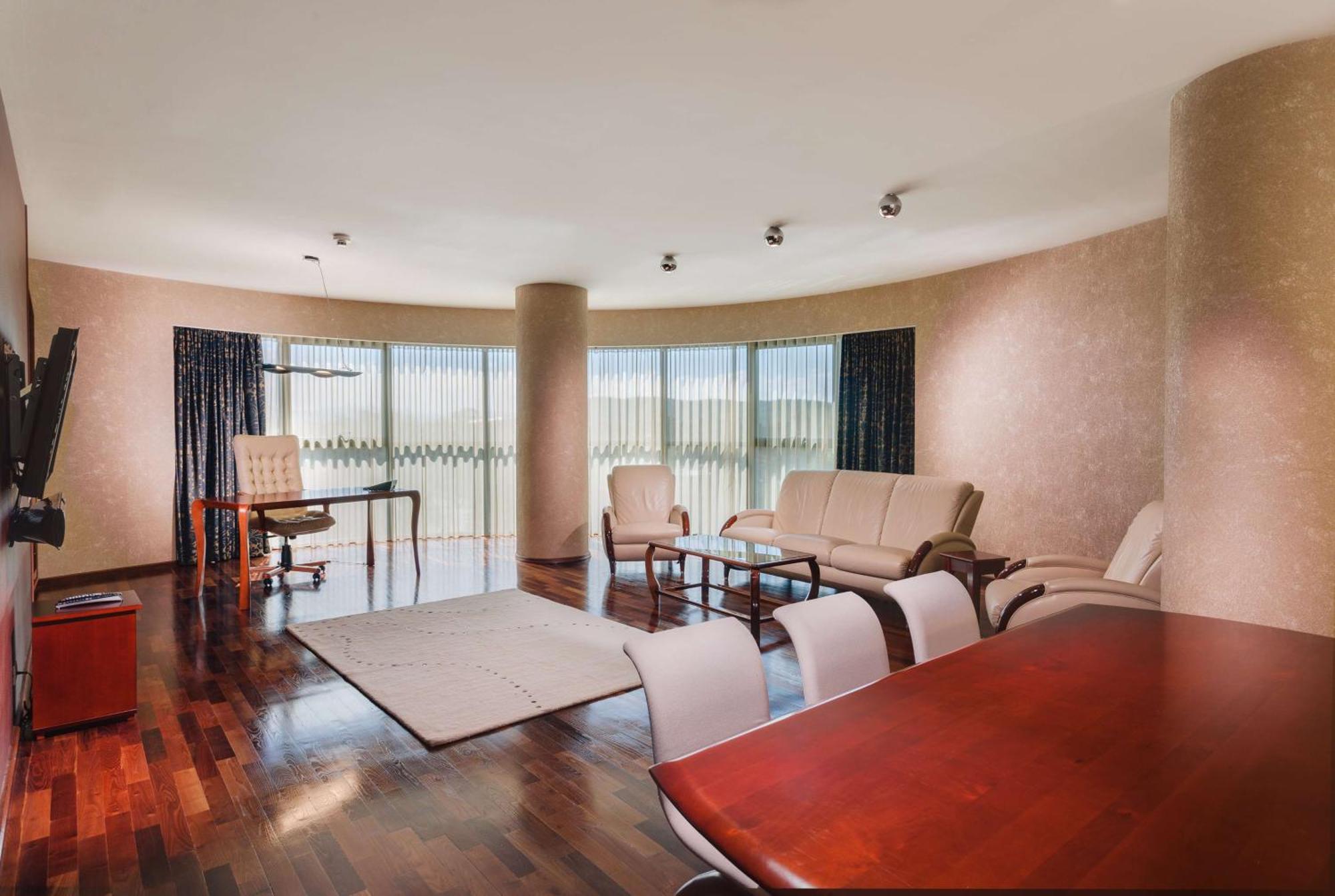 Doubletree By Hilton Hotel Cluj - City Plaza Exterior foto A living room at the Ritz-Carlton, San Francisco