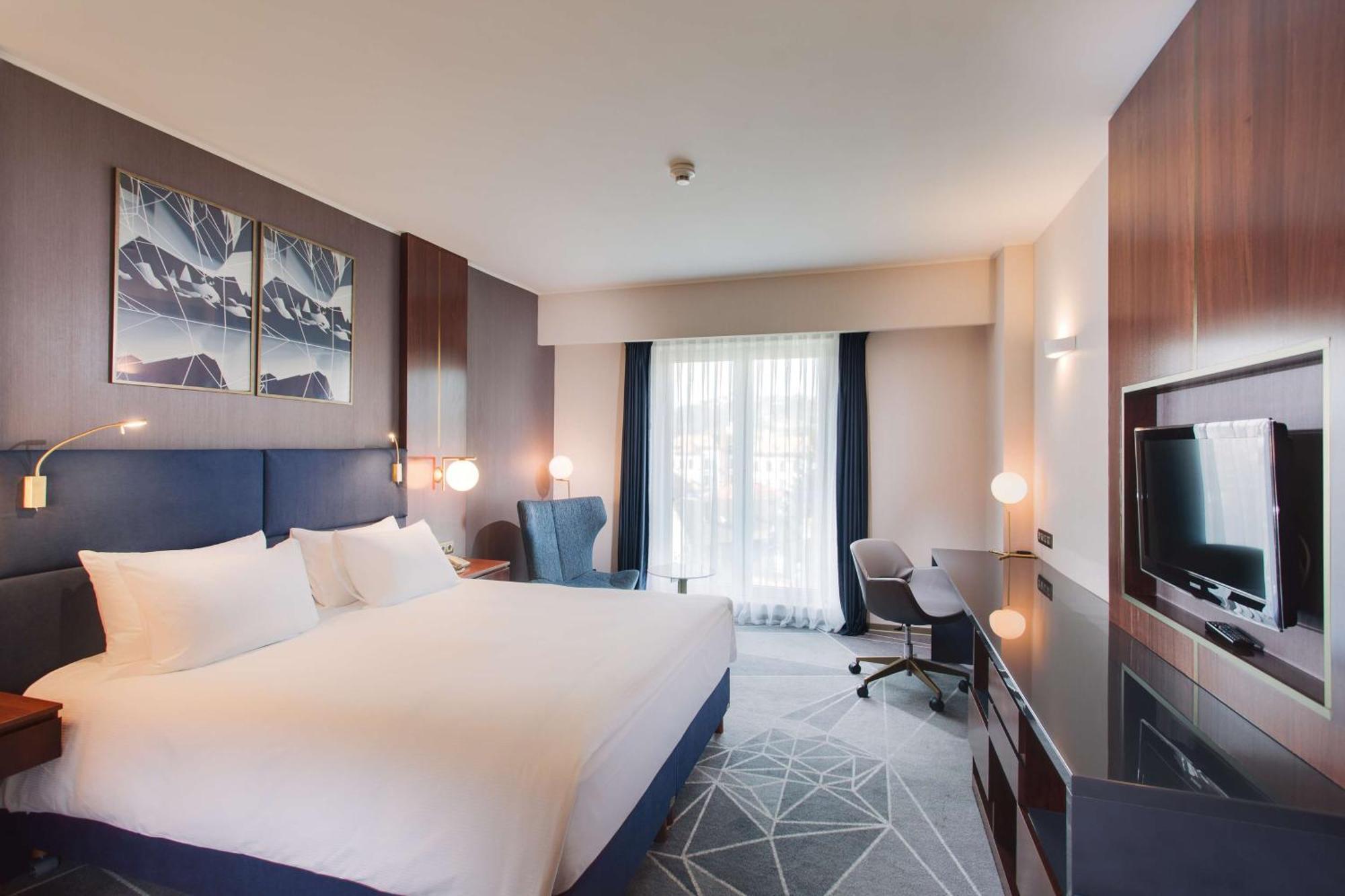 Doubletree By Hilton Hotel Cluj - City Plaza Exterior foto A room at the hotel