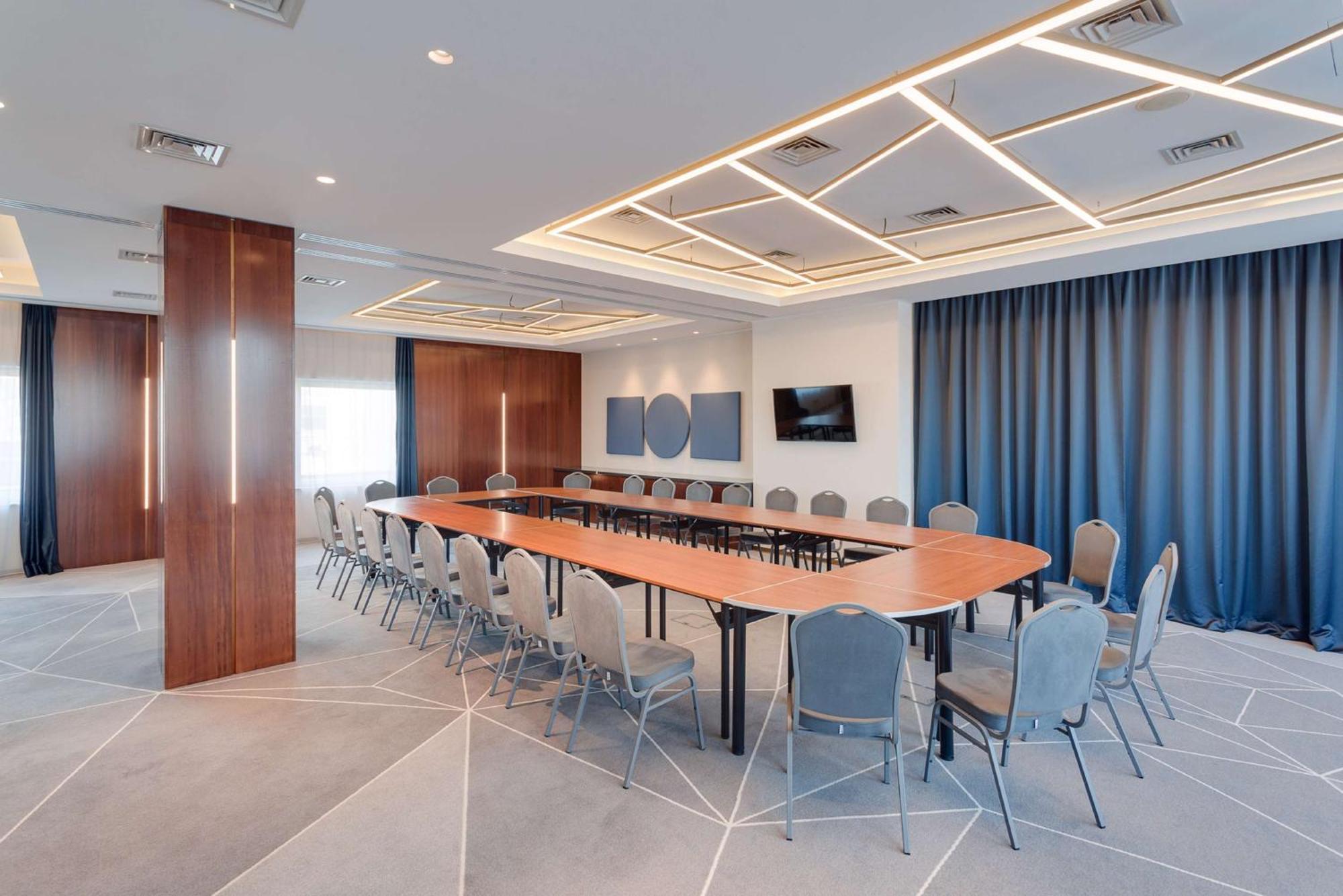 Doubletree By Hilton Hotel Cluj - City Plaza Exterior foto Meeting room