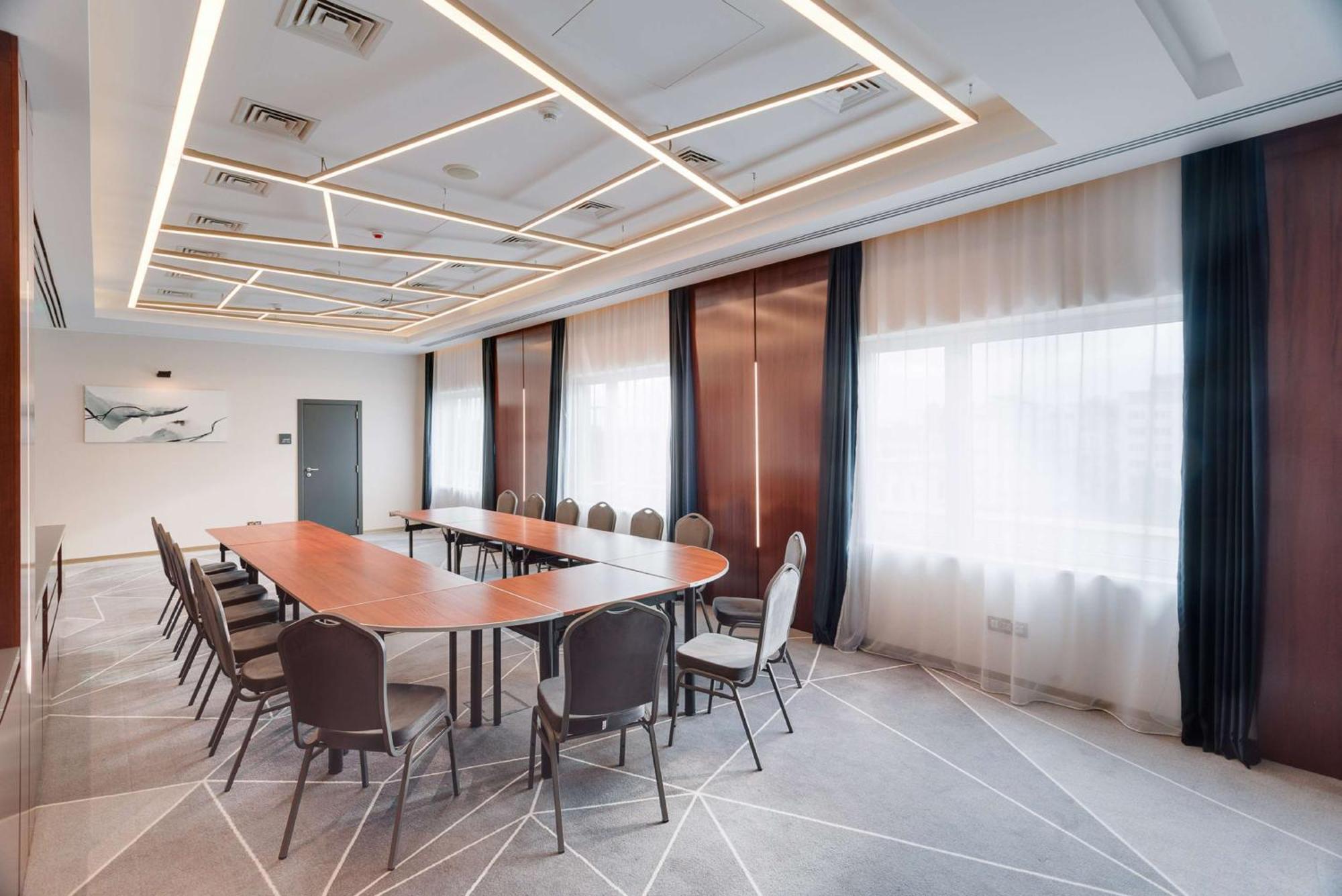 Doubletree By Hilton Hotel Cluj - City Plaza Exterior foto Meeting room