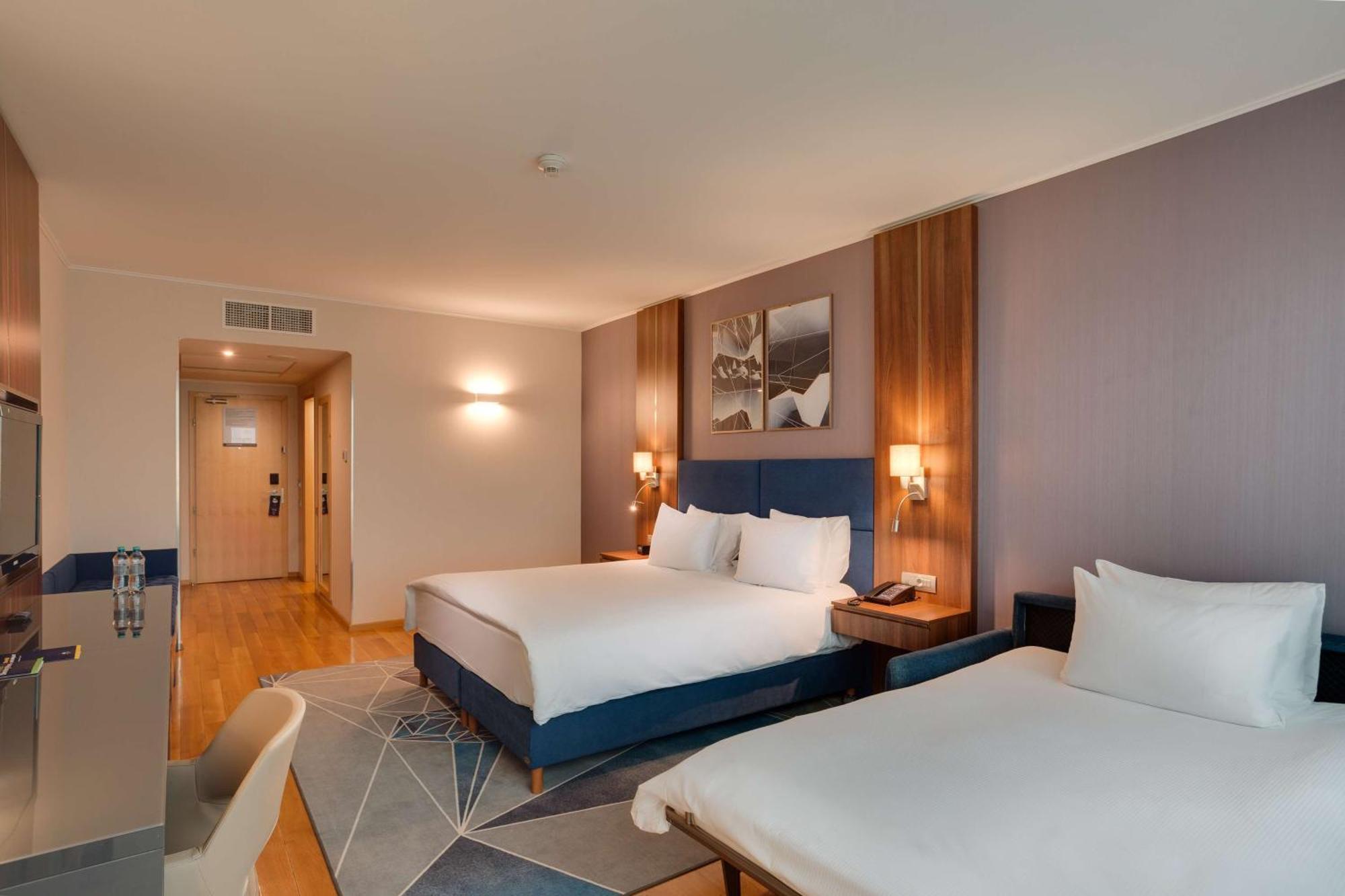 Doubletree By Hilton Hotel Cluj - City Plaza Exterior foto A room at the Hilton Prague