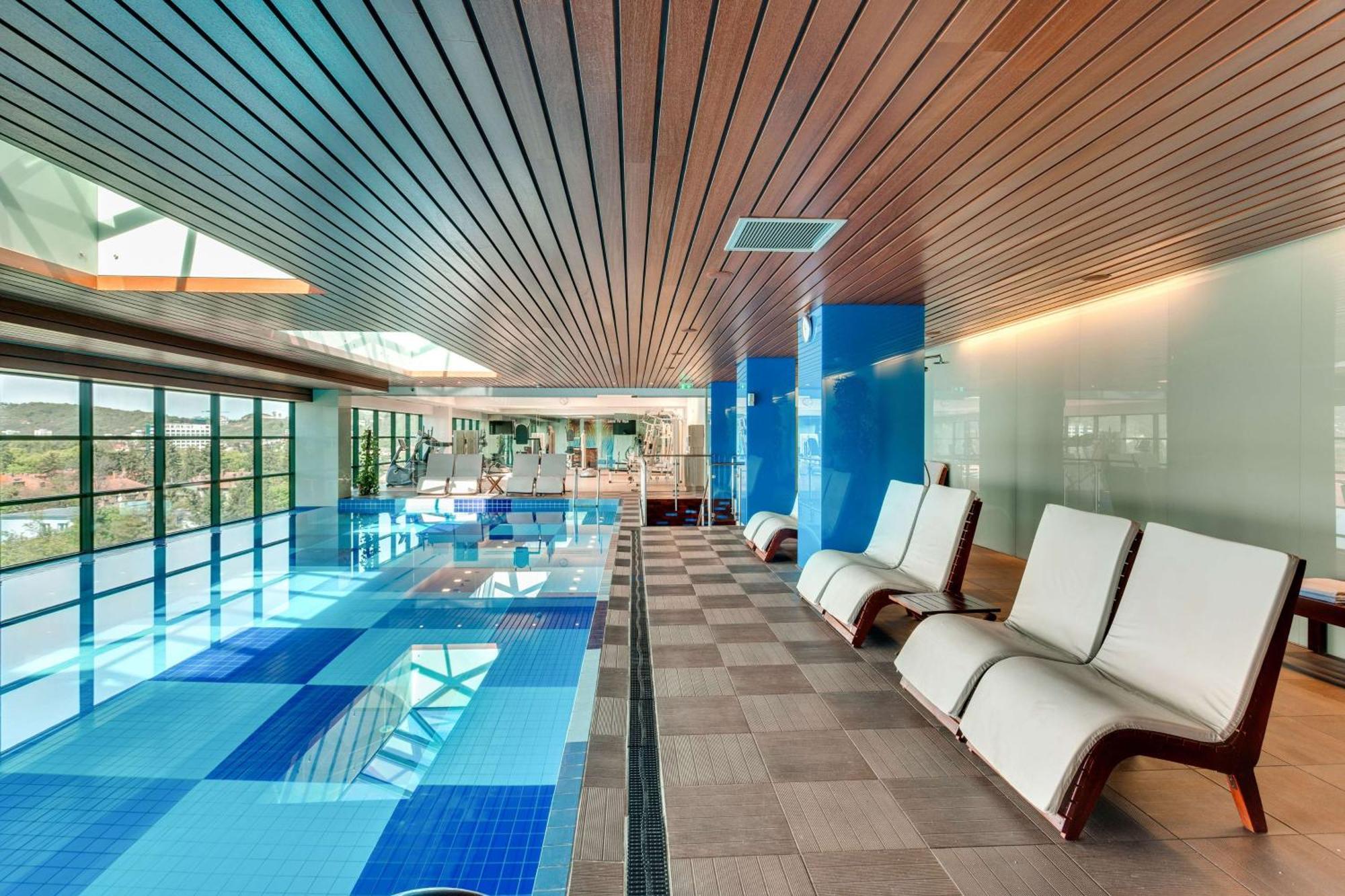 Doubletree By Hilton Hotel Cluj - City Plaza Exterior foto The pool at the 1018